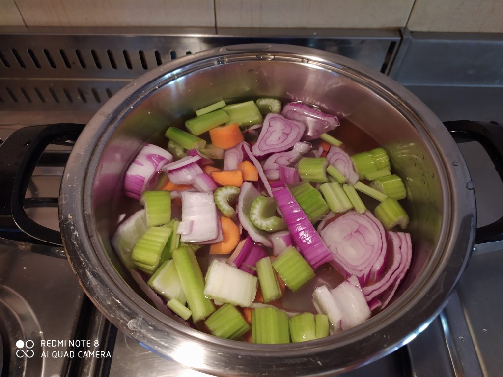 preparazione risotto con il Melone mantecato col Taleggio